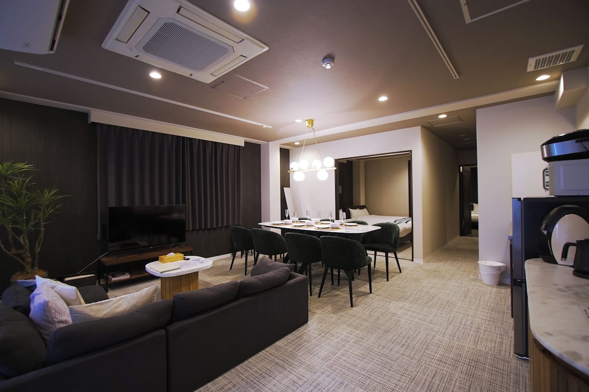 Deluxe Apartment (601) | 2 bilik tidur, meja, seterika/papan seterika, katil bayi/kot (percuma)