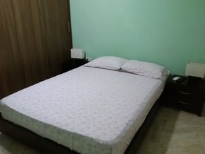 2 chambres, fer et planche à repasser, Wi-Fi, draps fournis