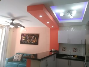 Mikrobølgeovn, kokeplater, oppvaskmaskin og kaffetrakter/tekoker