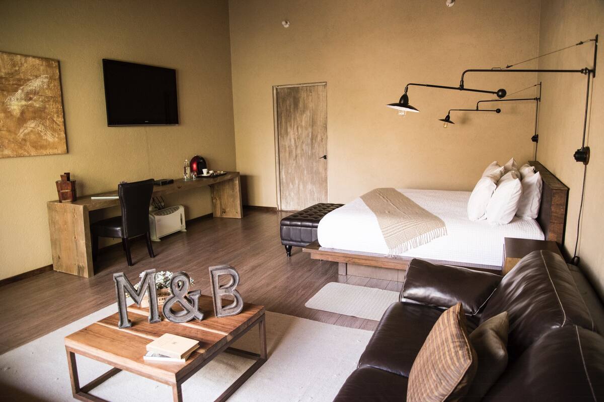 Bungalow – deluxe, 1 kingsize-seng, ikke-røyk, bassengutsikt | Safe på rommet, strykejern/-brett, wi-fi (inkludert) og sengetøy