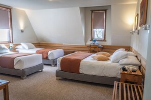 Triple Room | Desk, free WiFi, bed sheets - Hotel Museo El Greco (Puerto Varas)