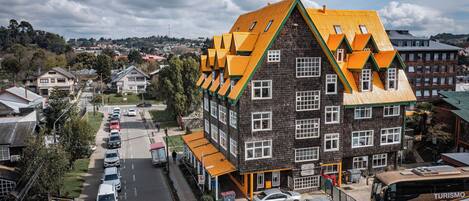 Vista frontal de la propiedad