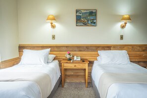 Room, 2 Single Beds, Non Smoking | Desk, free WiFi, bed sheets - Hotel Museo El Greco (Puerto Varas)