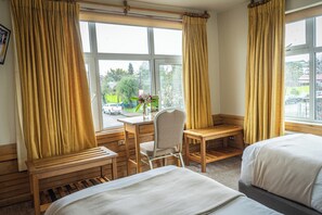 Room, 2 Single Beds, Non Smoking | Desk, free WiFi, bed sheets - Hotel Museo El Greco (Puerto Varas)