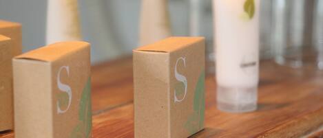 Tres cajas de cartón con un logotipo sobre una superficie de madera.