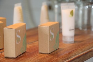 Bañera con ducha, artículos de tocador gratuitos, secador de pelo