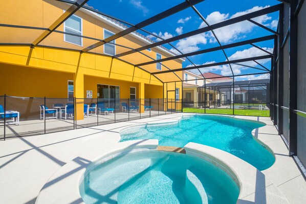 Outdoor pool - Luxury 11-Bedroom 10 Bath Villa Near Disney: Perfect for Large Families & Groups (Davenport)
