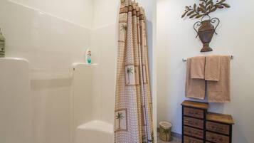 Douche, sèche-cheveux, serviettes fournies, savon