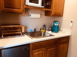 Kühlschrank, Mikrowelle, Wasserkocher mit Kaffee-/Teezubehör