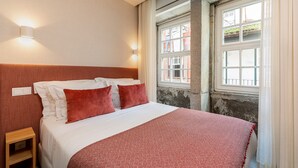 1 bedroom, iron/ironing board, WiFi (free), bed sheets - Incredible 1BR Apt for 3, balcony, Ribeira (Oporto)