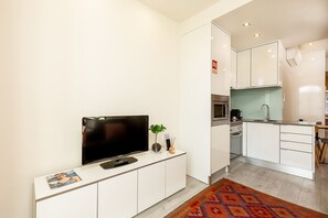 Kühlschrank, Mikrowelle, Ofen, Wasserkocher mit Kaffee-/Teezubehör