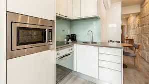 Coffee/tea maker, fridge, microwave, oven - Incredible 1BR Apt for 3, balcony, Ribeira (Oporto)