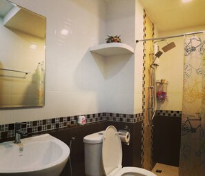 Secador de cabelo, toalhas de banho, sabonete, shampoo