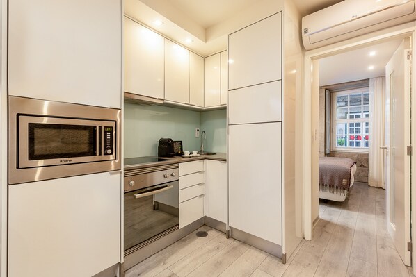 Fridge, microwave, oven, coffee/tea maker