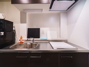 Habitación, 1 habitación | Cocina privada | Refrigerador, microondas, parrilla de estufa y tetera eléctrica 