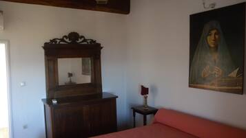 2 soverom, strykejern/-brett og sengetøy