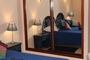 1 dormitorio, tabla de planchar con plancha, wifi y ropa de cama