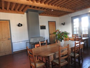 Dining - Farm in a Cluniac village (Pommiers)