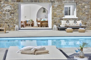 Piscine extérieure, chaises longues
