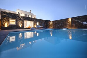 Piscine extérieure, chaises longues