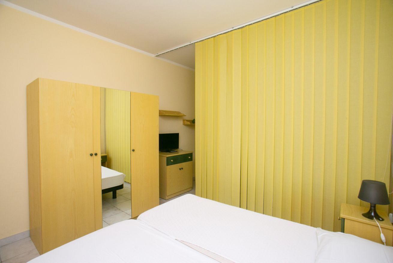 1 bedroom, bed sheets