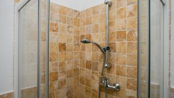 Dusche, Bidet, Handtücher
