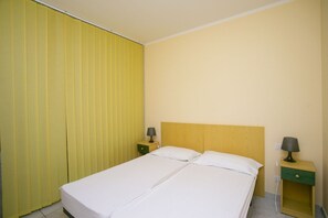 1 bedroom, bed sheets - S052 - Sirolo, new studio apartment with terrace (Sirolo)