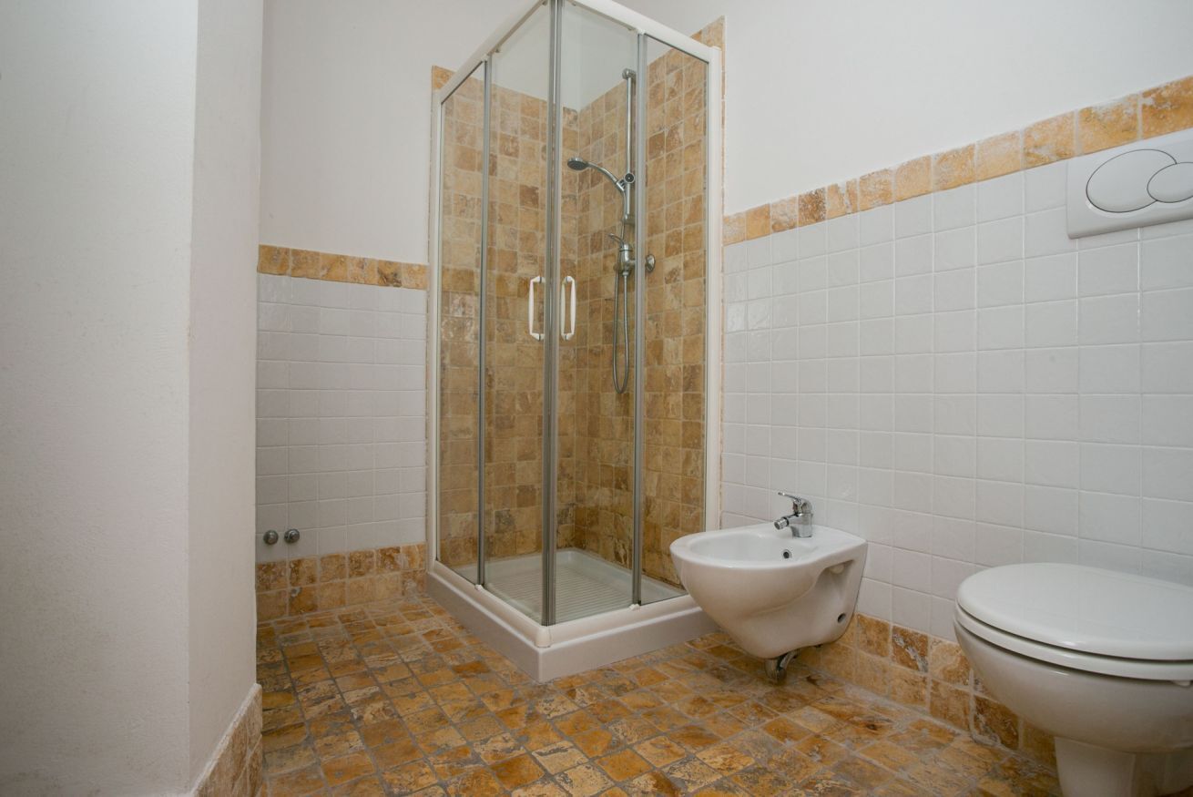 Shower, bidet, towels