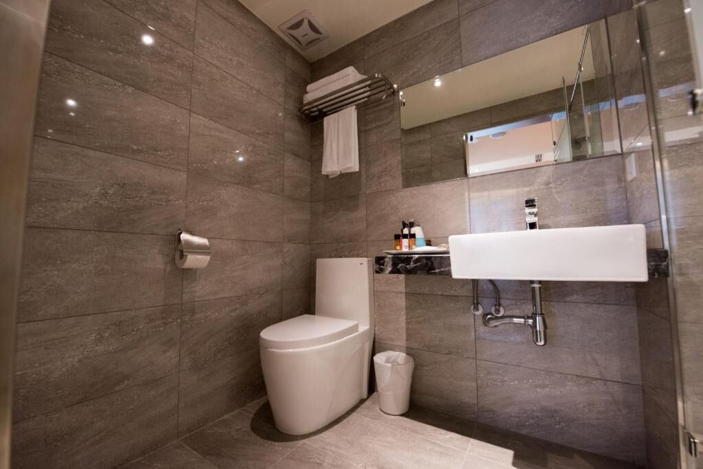 shower, rainfall showerhead, free toiletries, hair dryer