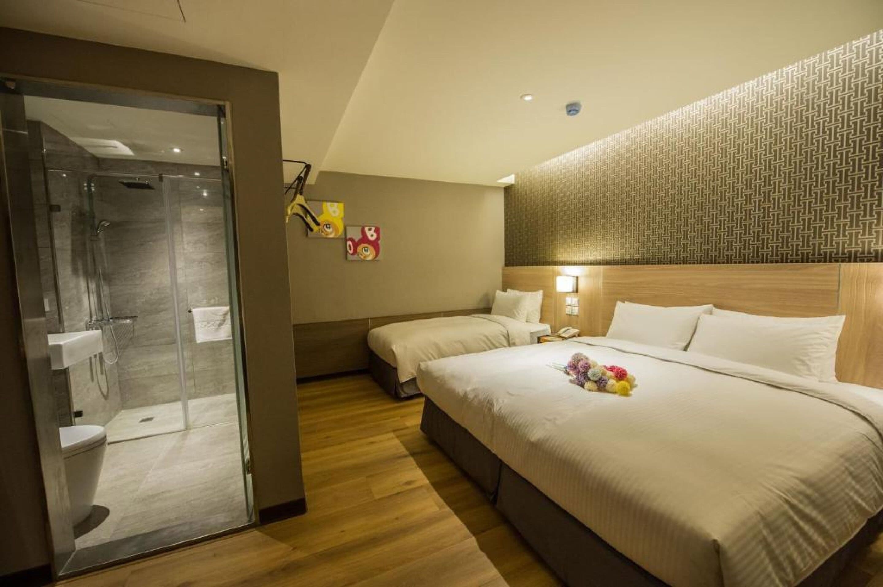 deluxe triple room, multiple beds, non smoking | premium bedding, down duvets, minibar, in-room safe