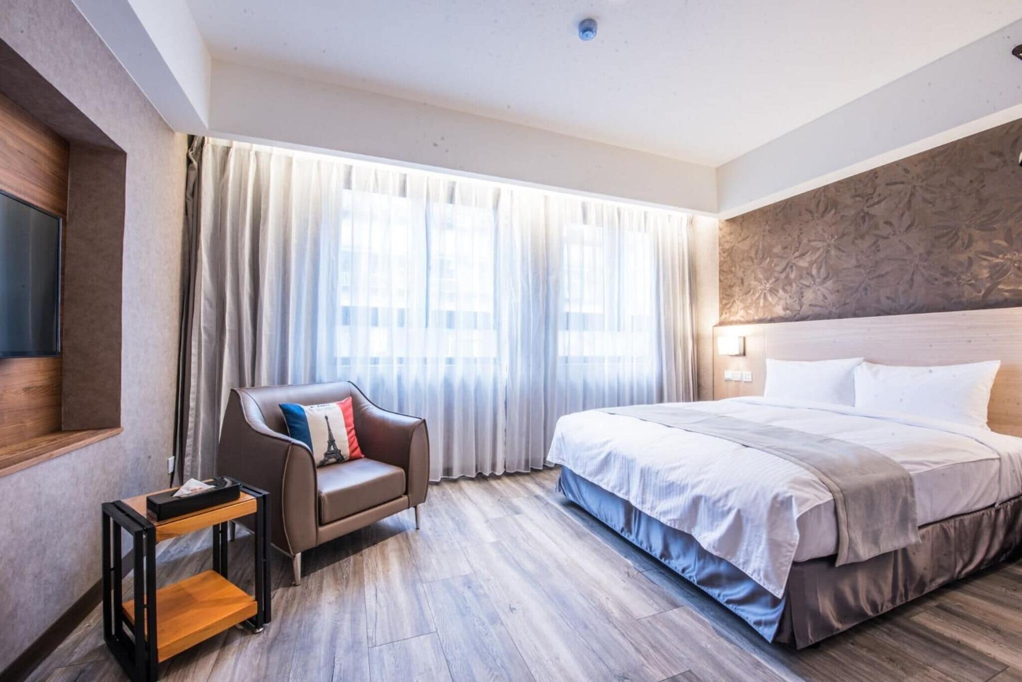 premium bedding, down duvets, minibar, in-room safe