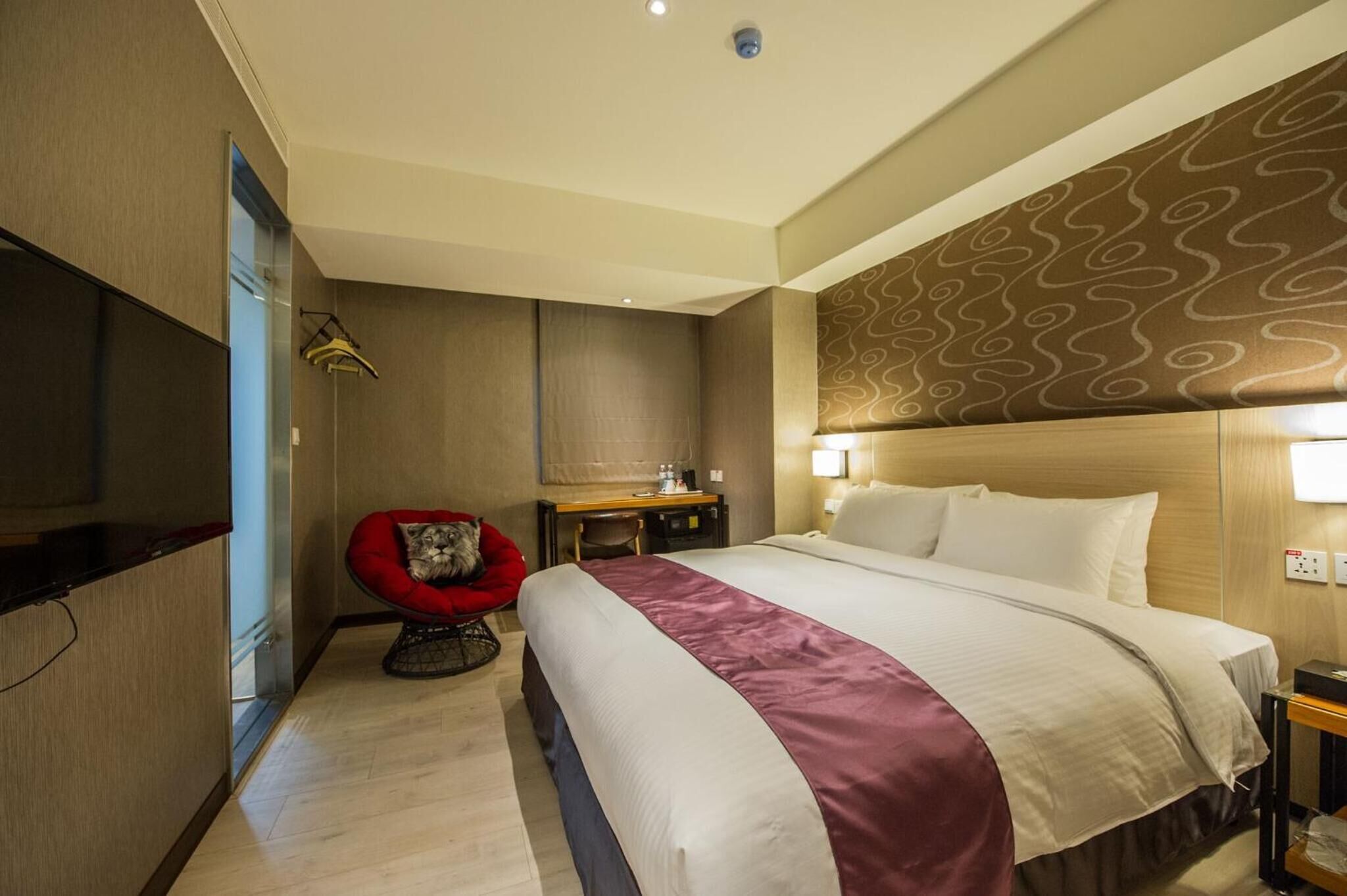 premium bedding, down duvets, minibar, in-room safe