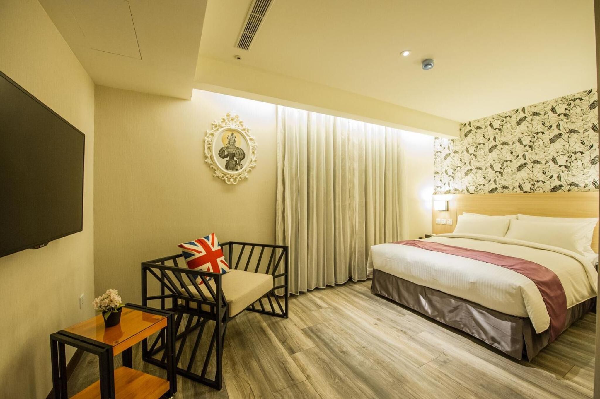 premium bedding, down duvets, minibar, in-room safe