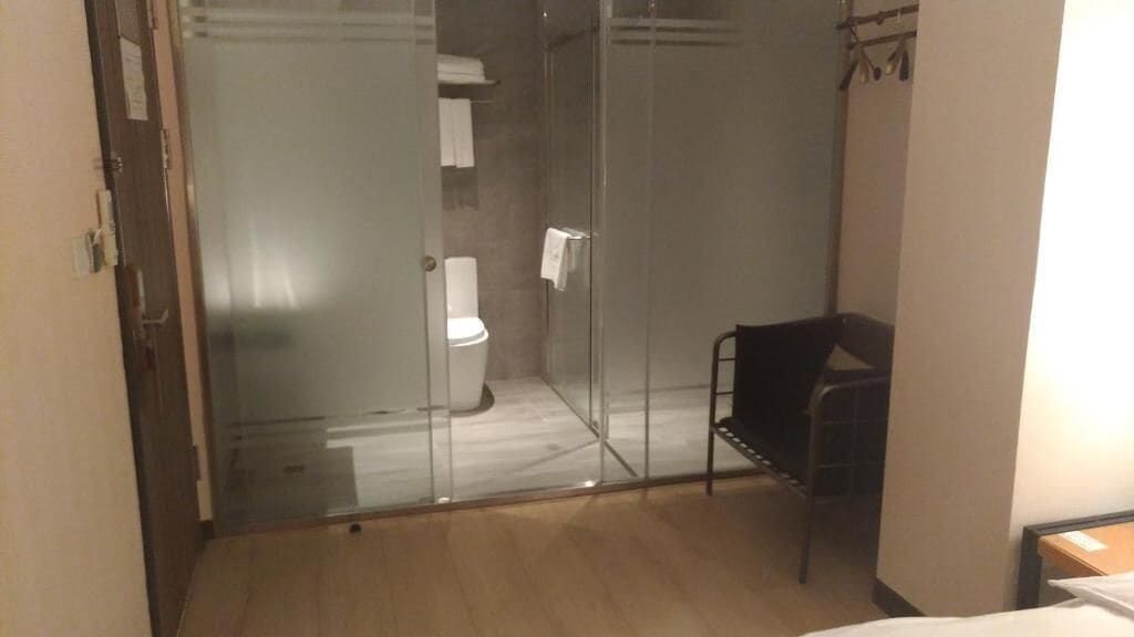 shower, rainfall showerhead, free toiletries, hair dryer