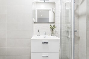 Dusche, Haartrockner, Handtücher
