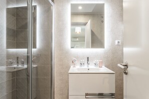 Dusche, Haartrockner, Handtücher