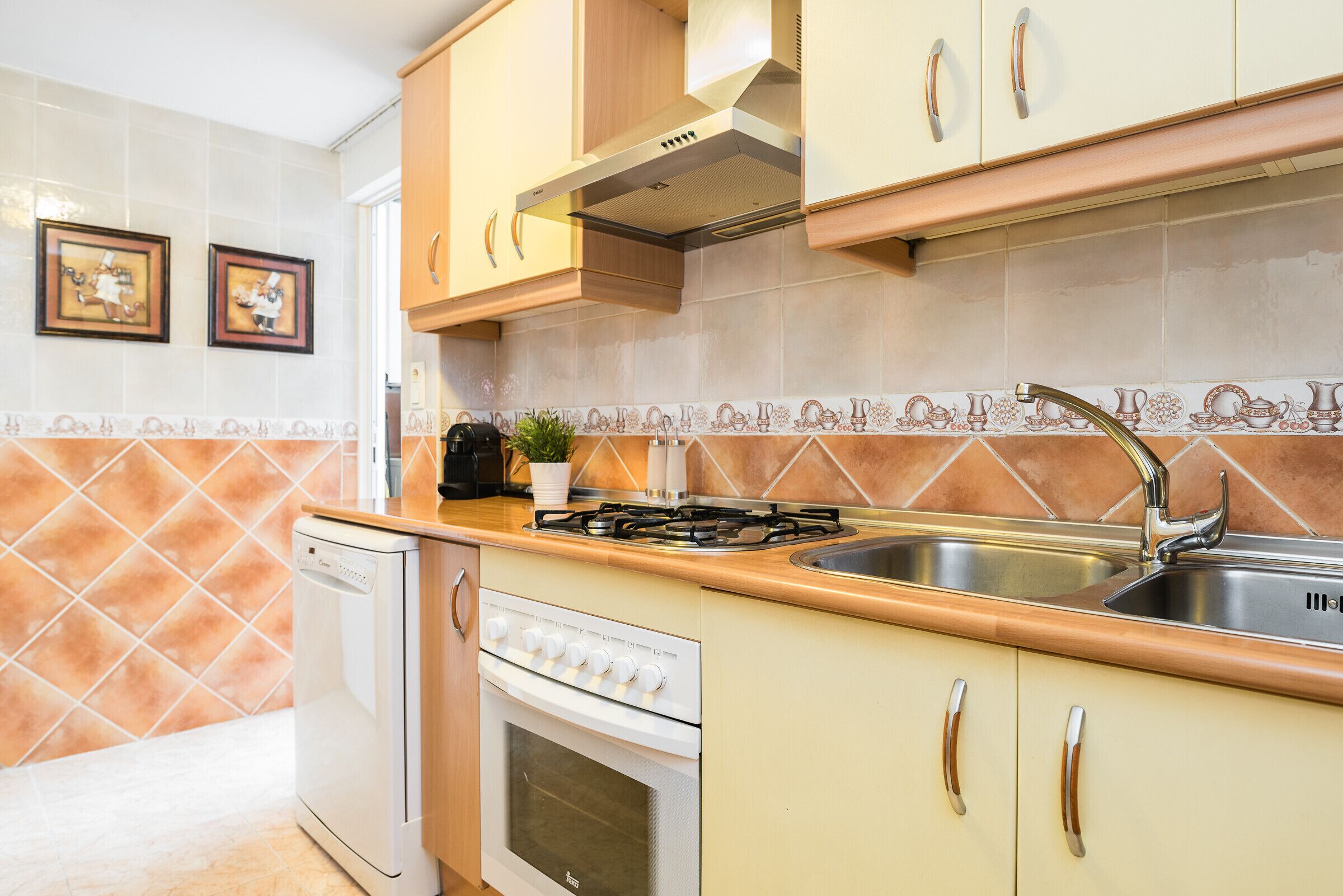 Kühlschrank, Mikrowelle, Ofen, Geschirrspüler