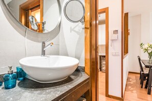 Douche, sĂšche-cheveux, serviettes fournies
