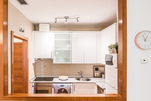 Een koelkast, een microgolfoven, een oven, een kookplaat