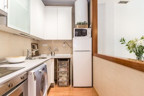 Een koelkast, een microgolfoven, een oven, een kookplaat