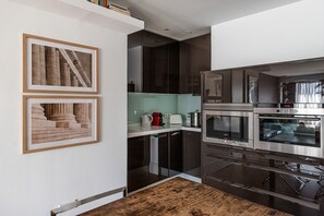 Een koelkast, een magnetron, een oven, een vaatwasser