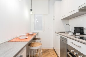 Een koelkast, een microgolfoven, een oven, een vaatwasser