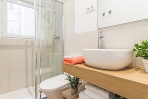 Douche, sĂšche-cheveux, serviettes fournies