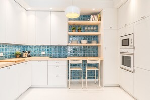 Een koelkast, een magnetron, een oven, een kookplaat