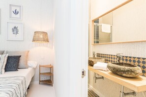 3 slaapkamers, een strijkplank/strijkijzer, gratis wifi, beddengoed