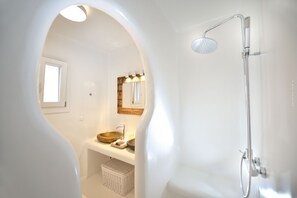 Villa, 5 habitaciones, alberca privada | Baño | Tina profunda, secadora de cabello, toallas 
