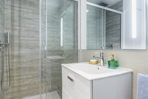 Een douche, een haardroger, handdoeken