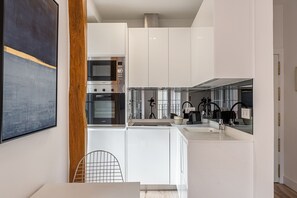 Réfrigérateur, micro-ondes, four, plaque de cuisson