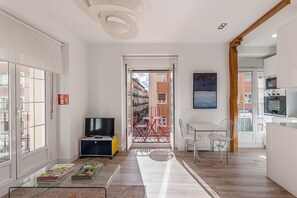 Un apartamento moderno con sala de estar, comedor y cocina.