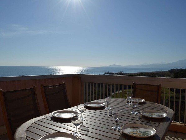 Outdoor dining - 2-room apartment with parking, terraces, pets allowed, 100m from the beach (Saint-Cyprien)